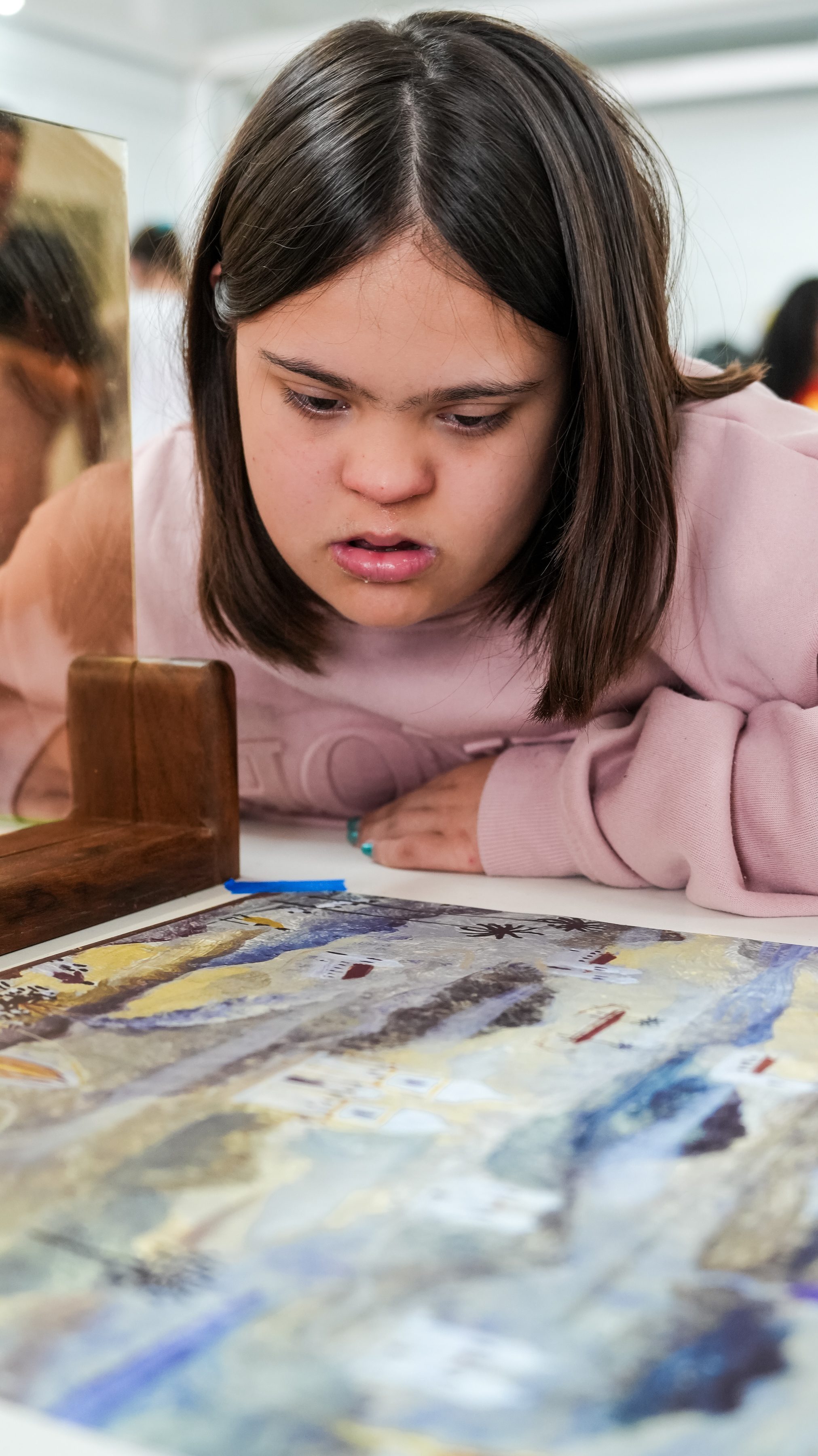 Student takes a close look at a reinterpretation made with plastic waste
