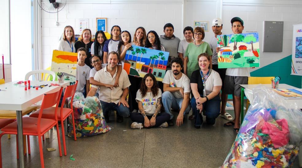 Eduardo Srur with teachers and students from Emeb Profa. Marina Araújo Pires