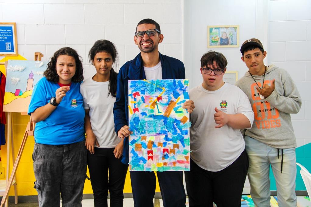Students from the Reencontro project show the collective work created in the workshop