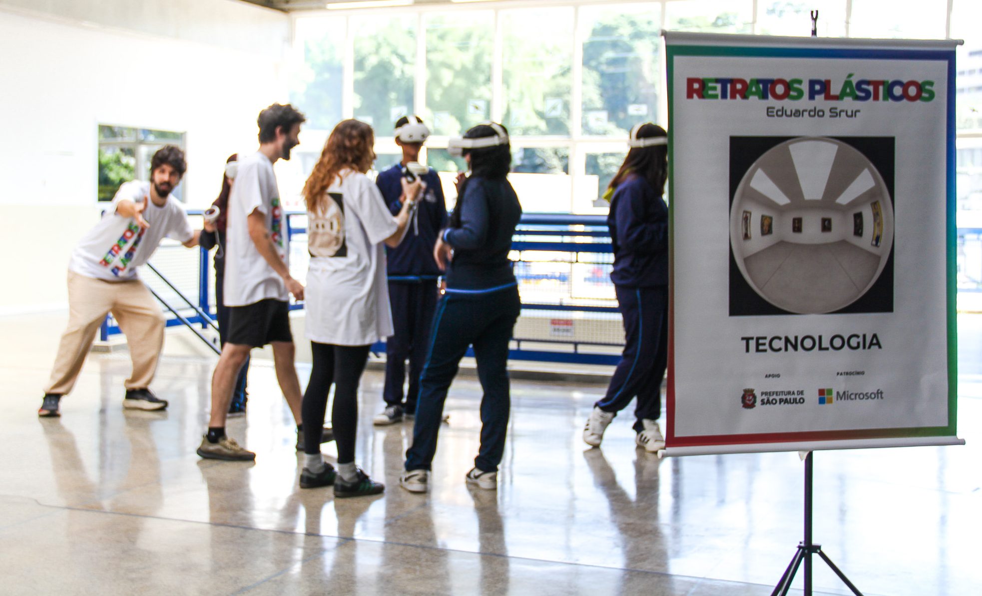 Students exploring the 3D virtual gallery